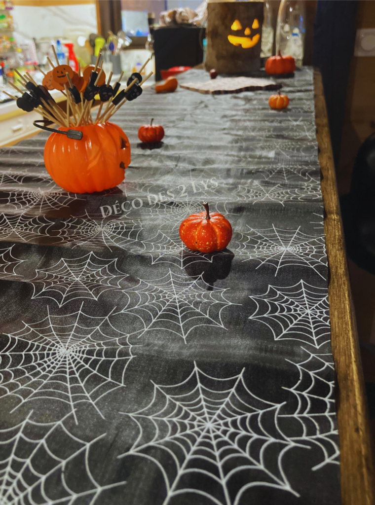 Décoration réaliser à la maison pour Halloween 2023, chemin de table en toile d'araignée, citrouilles