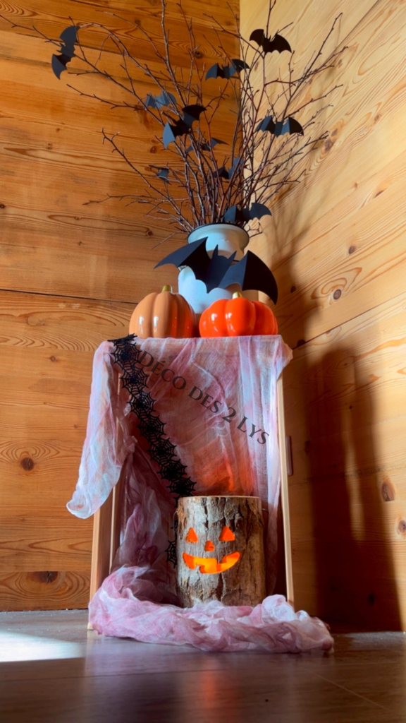 Mise en scène de décoration réaliser à la maison, représentant un arbre d'halloween, des citrouilles, et des guirlandes lumineuses