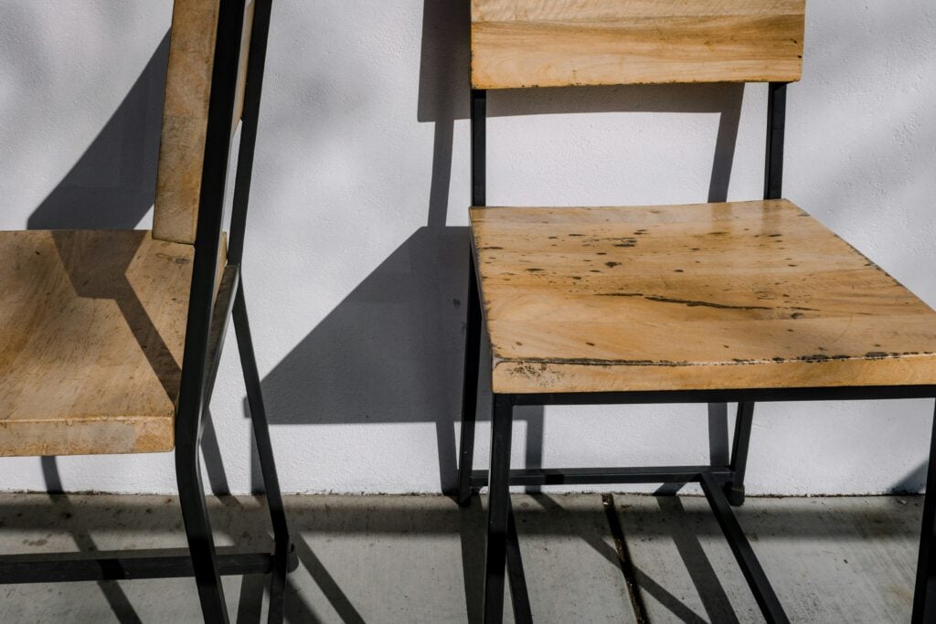 chaise de cuisine avec assise en bois clair usé et cadre en métal noir industriel